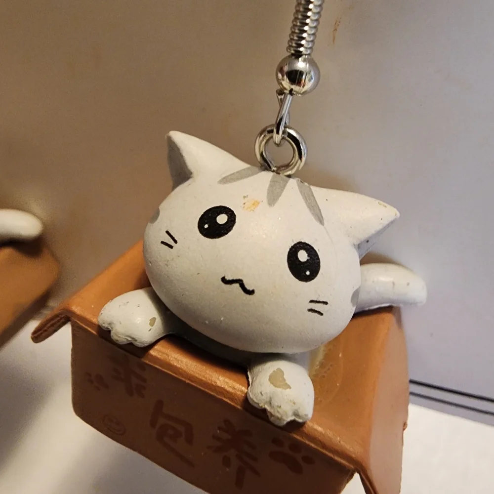 Cat in a Chinese food carryout box fish hook earrings NWT - Picture 5 of 6